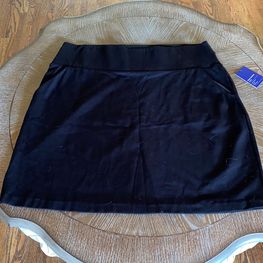 Brand new - tags attached - skirt with pockets!